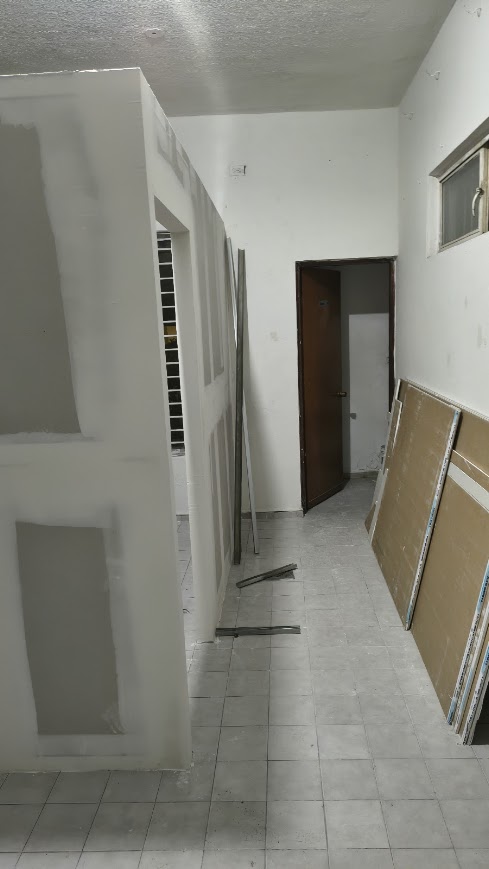 Pasillo con muros de tablaroca en proceso de instalación en La Paz